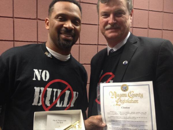 Mike Epps with Niagara Falls Mayor Paul Dyster handing over the key to the city and a Proclamation. Image Credit: Mike Epps Twitter Page