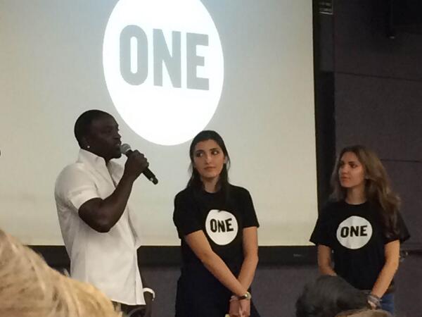 Akon with USC students on campus this month. Image Courtesy: veooz.com