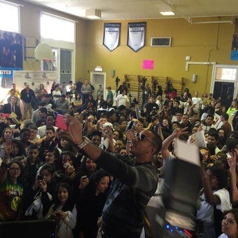 Saaayyyy Chheeesssee Ludacris taking a group selfie at #getconnected event held at Chicago's Alcott Prep. 